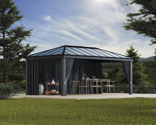 Trädgårdspaviljong med gardiner, bord och stolar utomhus