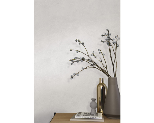 Dekorativ vägg med non-woven tapet och vasarrangemang