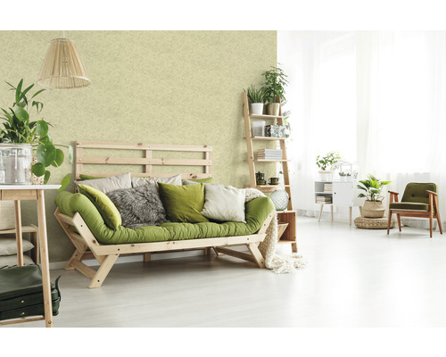 Ljust vardagsrum med träsoffa, växter och dekorativ vägg