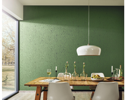 Matsal med grön bladformad tapet, matbord och pendellampa