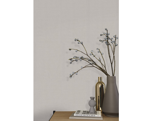 Närbild av en beige strukturtapet på en vägg