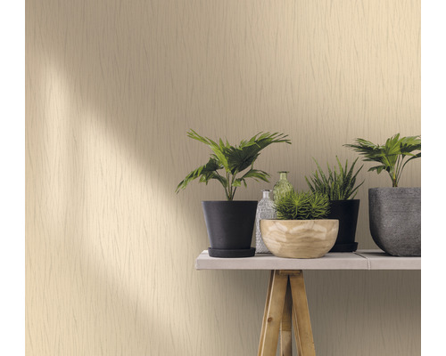 Rumsöversikt med mönstrad tapet, växter och dekorationer på en hylla