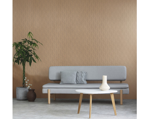 Vardagsrum med geometrisk mönstrad tapet, soffa, bord och krukväxt