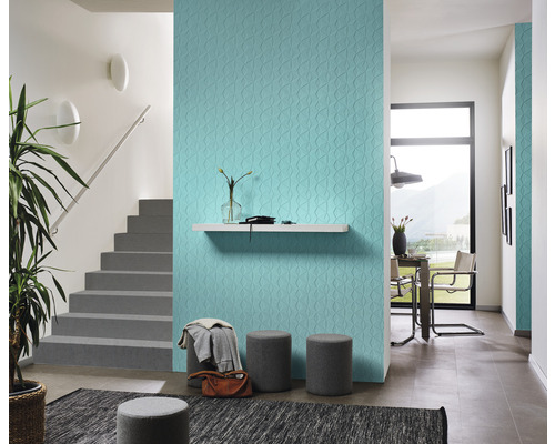 Ljus hall med trappa, dekoration, sittplatser och vattenfärgad tapet med mönster