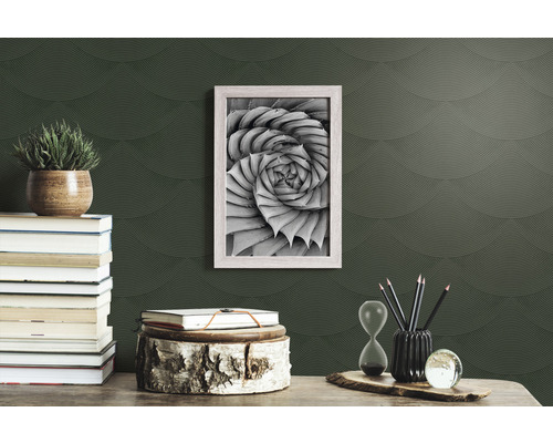 Dekorativt rum med växt, bokstapel och inramad växtbild