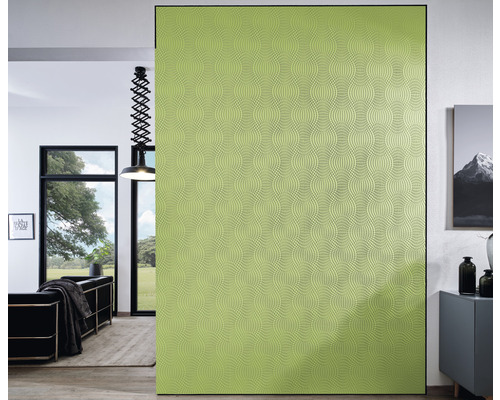 Grön skjutdörr med mönster i ett vardagsrum