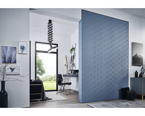 Vardagsrum i modern stil med blå strukturtapet, skrivbord och svarta kontorsmöbler