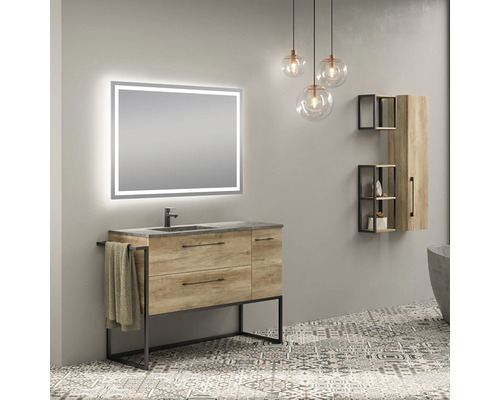 Badrum med tvättställsskåp, belyst spegel och hängande lampor