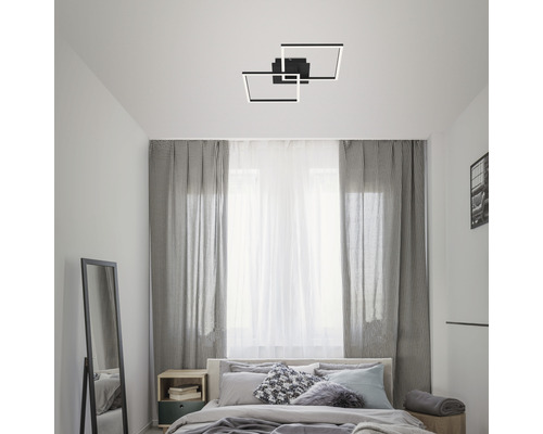 Sovrum med modern takspotlight med geometriska former för en ljus atmosfär.