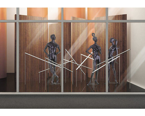 Skyltfönster med tre skyltdockor och träpaneler i bakgrunden