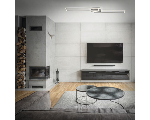 Vardagsrum i modern stil med öppen spis, tv och modern belysning