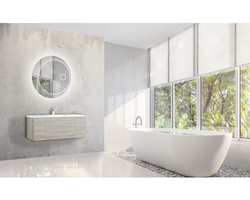 Badrum med tvättställ, spegel med belysning och badkar