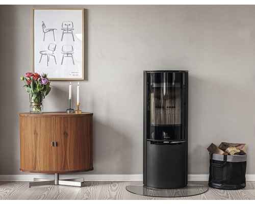 Vardagsrum med kamin, träskåp, kolkorg och dekorationsartiklar