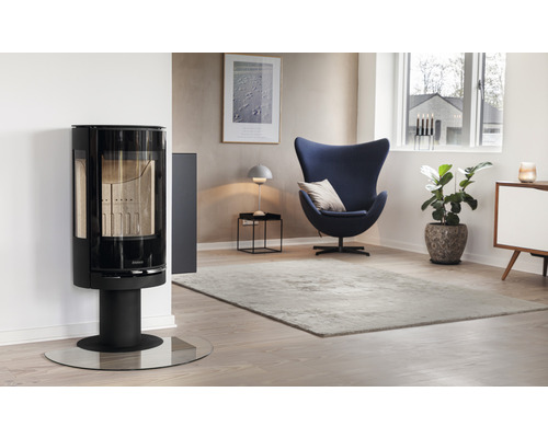 Modernt vardagsrum med kamin och blå fåtölj