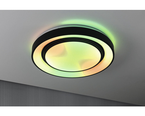Taklampa med färgljuseffekter i ett tak