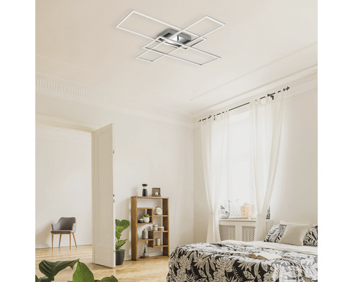 Taklampa i sovrum med säng och hylla