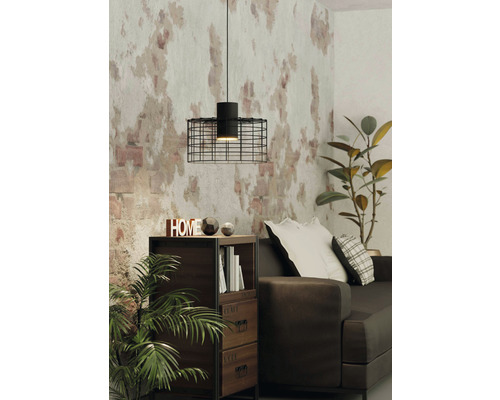 Vardagsrum med taklampa, byrå och soffa