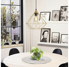 Matsal med bord, stolar, fönster och taklampa i geometrisk design