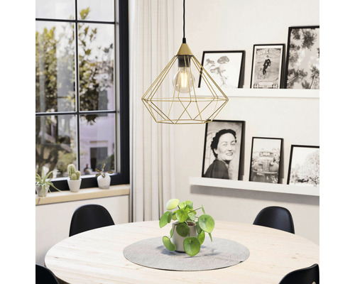 Matsal med bord, stolar, fönster och taklampa i geometrisk design