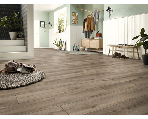 Ljus hall med laminatgolv, byrå och bänk