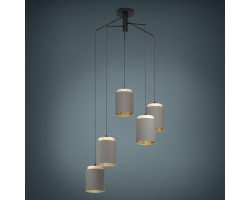 Pendellampa med fem grå cylindriska skärmar och guldfärgad insida