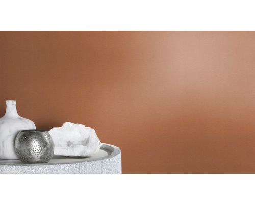 Dekorativ scen med vas, värmeljushållare och kvartssten på ett bord