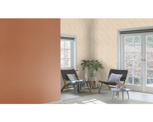 Vardagsrum med mönstrad tapet, fåtöljer och krukväxt