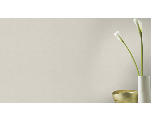 Tapet med blommiga accenter i ett ljust rum