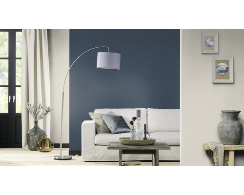 Vardagsrum med soffa, golvlampa, soffbord och dekorationer för inredning