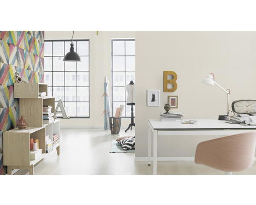 Kontorsdesign med skrivbord, stol, hyllor och dekorativ väggdesign för en ljus och modern atmosfär.