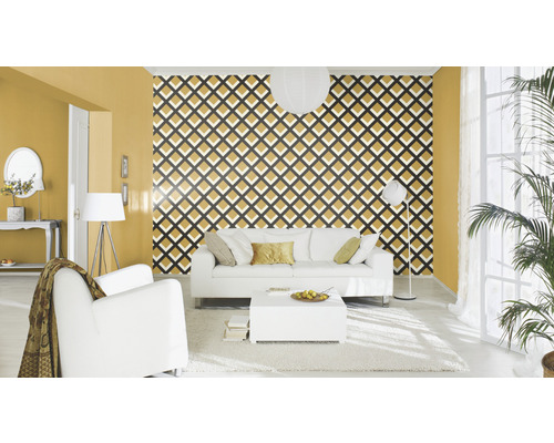 Vardagsrum med mönstrad tapet, soffa och fåtölj