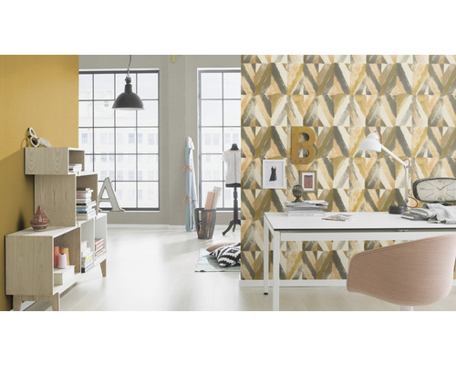 Modernt arbetsrum med skrivbord, hylla och mönstrad tapet