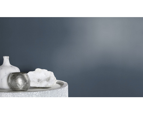 Dekorativ scen med vas, ljuslykta och kristall på ett bord