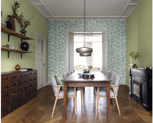 Matsal med matbord, stolar, tapet med växtmönster och trähyllor