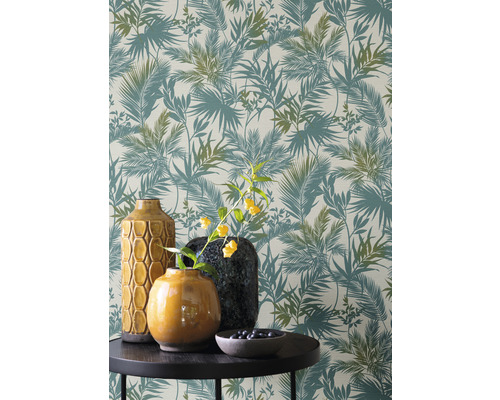 Tapet med palmmönster på en bordsdekoration med vaser och fruktskål