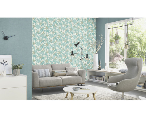 Ljust vardagsrum med soffa, fåtölj, bord och mönstrad tapet