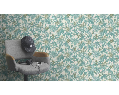 Tapet med tropiskt bladmönster och en fåtölj i förgrunden