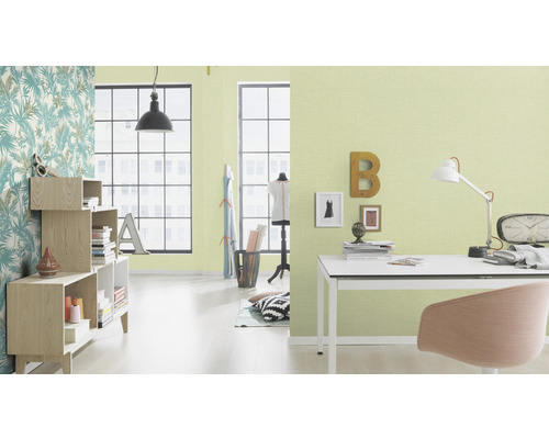 Ljust arbetsrum med skrivbord, bokhylla och blommig tapet