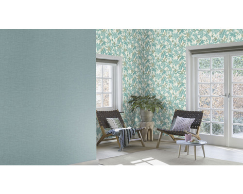 Ljust rum med mönstrad tapet, stolar och växt