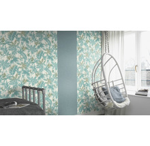 Vardagsrumsdesign med blommig tapet, säng och hängande stol
