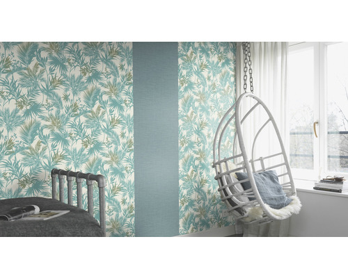 Vardagsrumsdesign med blommig tapet, säng och hängande stol