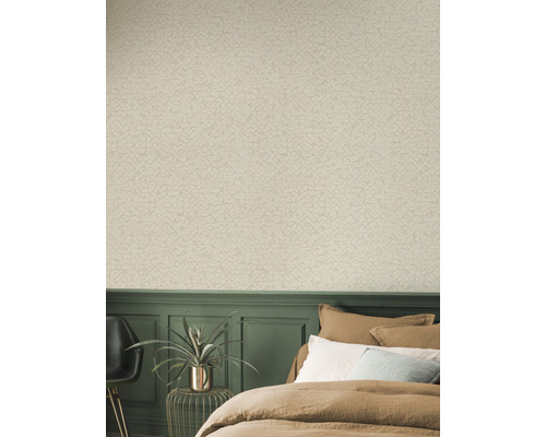 Sovrum med mönstrad tapet, grön panel och säng