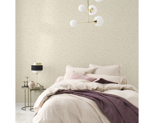 Sovrum med mönstrad tapet, säng och sänglampa