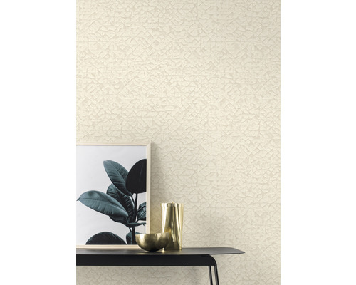 Närbild av en vägg med strukturtapet, dekorerad med en bild, en vas och en skål på ett bord