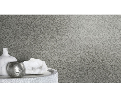 Detaljvy av en mönstrad tapet med dekorativa element på ett bord