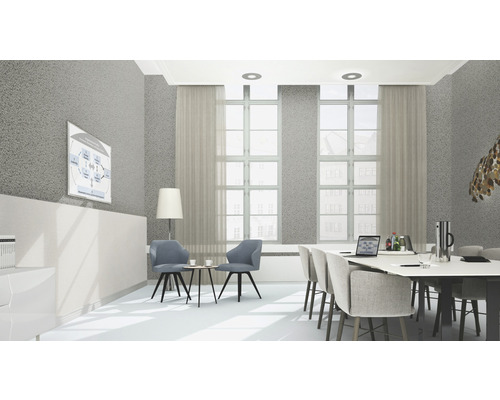 Ljust konferensrum med mötesbord, stolar, whiteboard och fönster