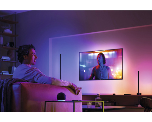 Vardagsrum med TV och färgad belysning