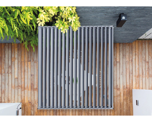 Översikt av ett grått staket på en träterrass