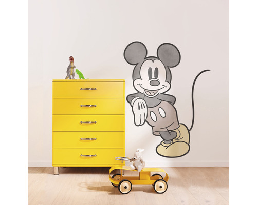 Scen med gul byrå, leksaksbil och Mickey Mouse väggdekal