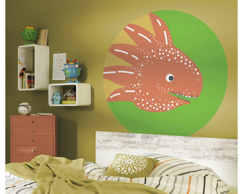 Barnrum med väggdekor, hyllor, byrå och säng.